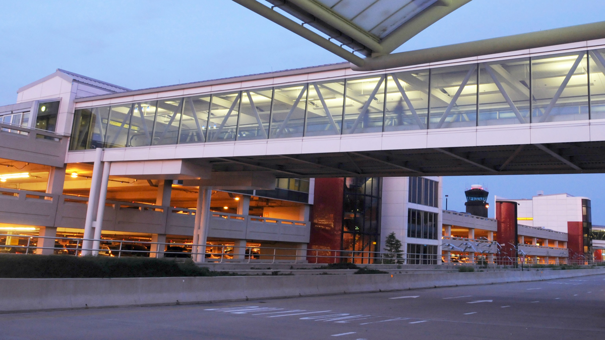 Photo of a skywalk connecting the BWI Thurgood Marshall Airport Hourly Garage with the airport's terminal building