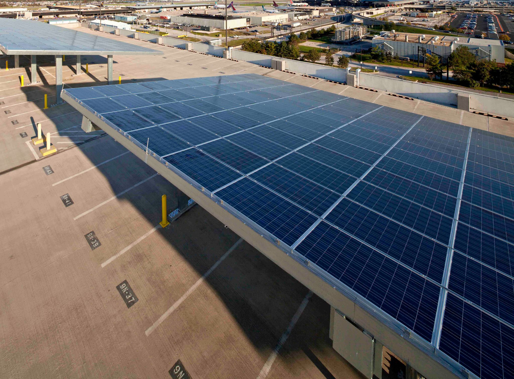 Aerial photo of a solar panel array atop the BWI Thurgood Marshall Airport Daily Garage, circa 2012.