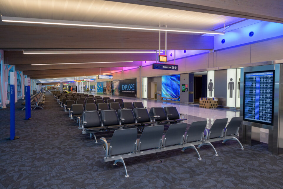 Photo of holdroom seating inside the A/B Connector at BWI Thurgood Marshall Airport.